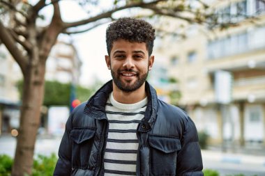 Kasabada gülümseyen genç bir Arap.