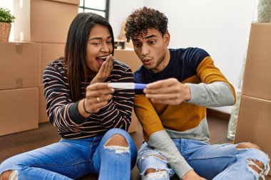 Genç Latin çift yeni evlerinde yerde otururken hamilelik testi yaparken şaşırdılar..