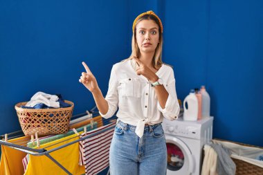 Çamaşırhanedeki genç sarışın kadın endişeli ve gergin olduğunu ve endişeli ve şaşırmış bir ifade takındığını söyledi. 