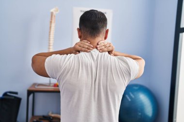 Genç İspanyol adam rehabilitasyon kliniğinde boyun ağrısı çeken fizyoterapi hastasını yaraladı.