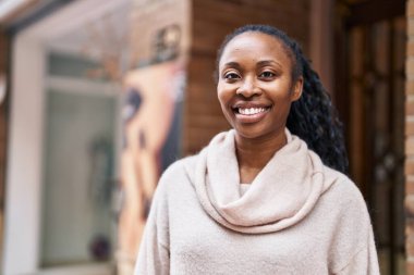 Sokakta kendine güvenen Afrikalı Amerikalı kadın gülümsüyor