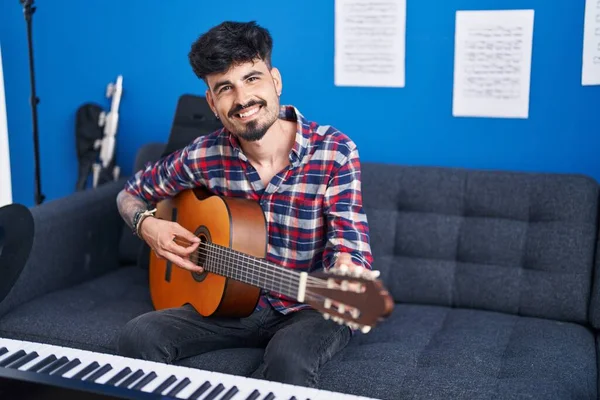 Νεαρός Ισπανός Καλλιτέχνης Χαμογελώντας Αυτοπεποίθηση Παίζοντας Κλασική Κιθάρα Στο Στούντιο — Φωτογραφία Αρχείου
