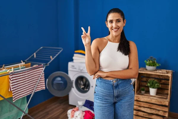 Junge Hispanische Frau Der Waschküche Lächelt Mit Glücklichem Gesicht Und — Stockfoto