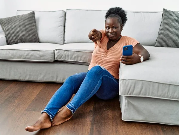 Giovane Donna Africana Utilizzando Smartphone Seduto Sul Pavimento Casa Cercando — Foto Stock