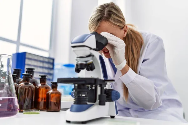 Mladá Blondýna Žena Nosí Vědec Uniformu Pomocí Mikroskopu Laboratoři — Stock fotografie