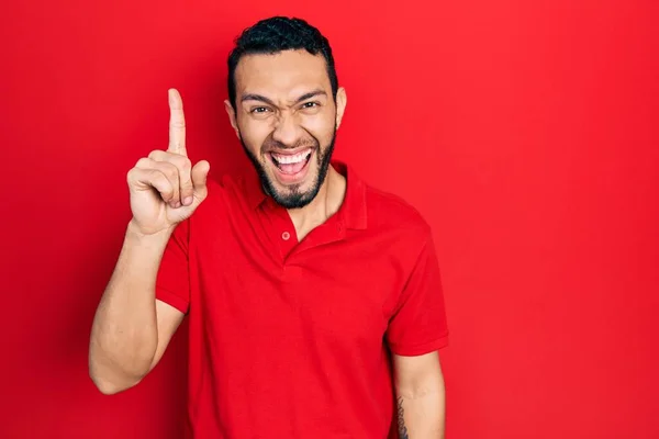 Hispanics Mann Mit Bart Trägt Lässig Rotes Shirt Und Zeigt — Stockfoto