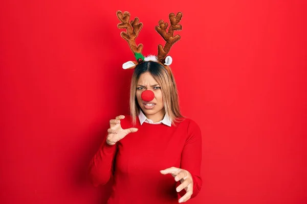 Hermosa Mujer Hispana Con Sombrero Navidad Ciervo Nariz Roja Expresión — Foto de Stock