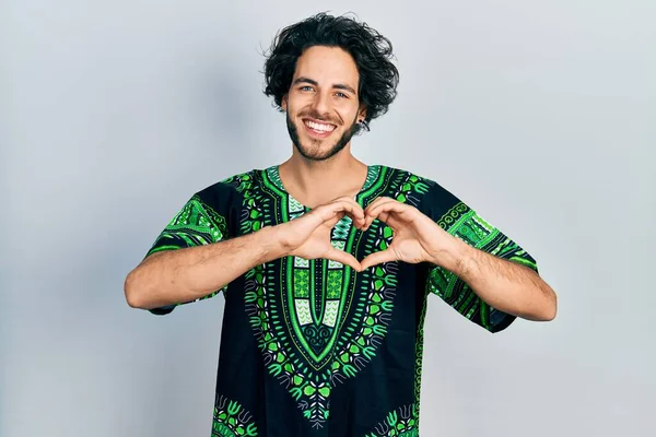 Bonito Homem Hispânico Vestindo Roupas Tradicionais Africanas Sorrindo Amor Mostrando — Fotografia de Stock