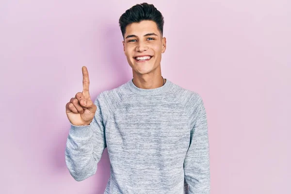 Молодий Іспаномовний Чоловік Носить Повсякденний Одяг Показуючи Вказуючи Пальцем Номер — стокове фото