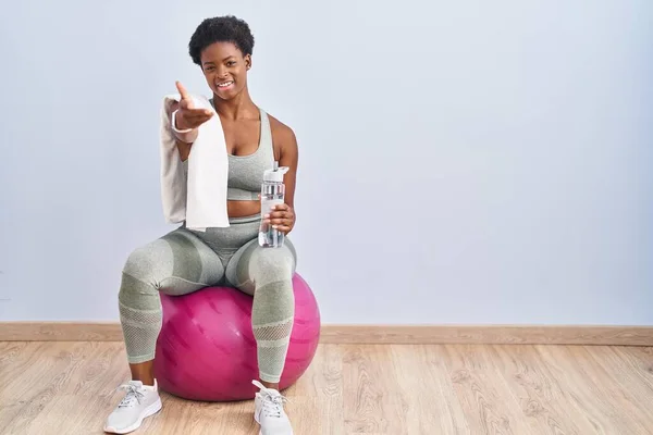 African American Woman Wearing Sportswear Sitting Pilates Ball Smiling Cheerful — Stockfoto