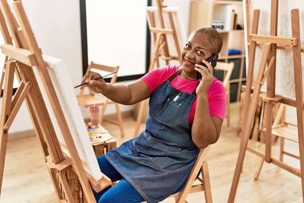 Mulher Americana Africana Sênior Conversando Desenho Smartphone Estúdio Arte — Fotografia de Stock