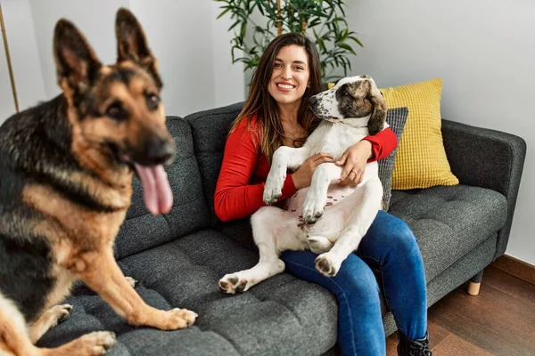 Jonge Vrouw Knuffelen Hond Zitten Bank Thuis — Stockfoto