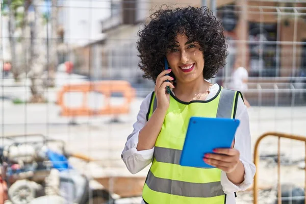 Young Middle East Woman Architect Talking Smartphone Using Touchpad Street — Stockfoto