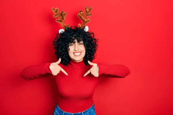 Young Middle East Woman Wearing Cute Christmas Reindeer Horns Looking — Photo