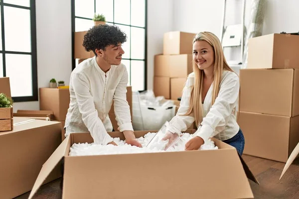 Schönes Junges Paar Lächelt Glücklich Beim Auspacken Von Pappkartons Neuen — Stockfoto