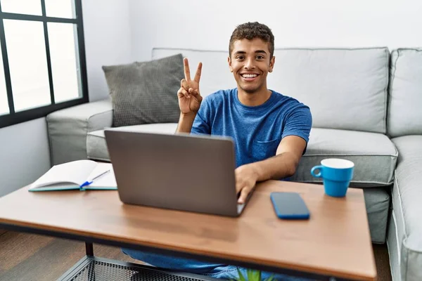 Joven Hombre Hispano Guapo Usando Portátil Sentado Suelo Mostrando Apuntando —  Fotos de Stock