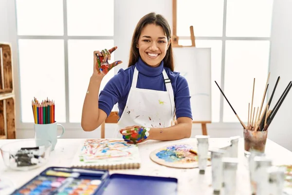 Jeune Femme Brune Studio Art Avec Les Mains Peintes Geste — Photo