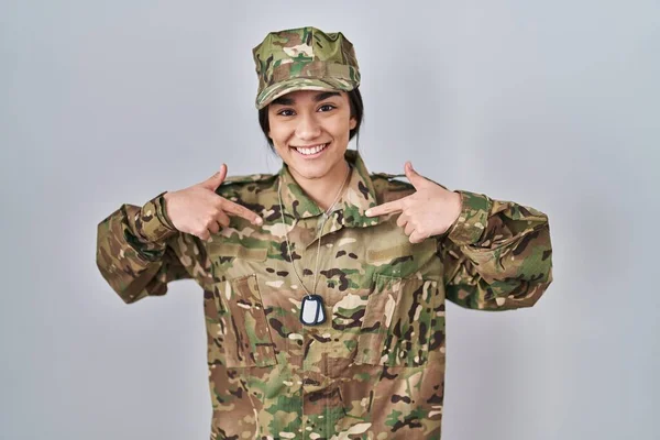 Młoda Południowoazjatycka Kobieta Mundurze Wojskowym Kamuflażu Wyglądająca Pewnie Uśmiechem Twarzy — Zdjęcie stockowe