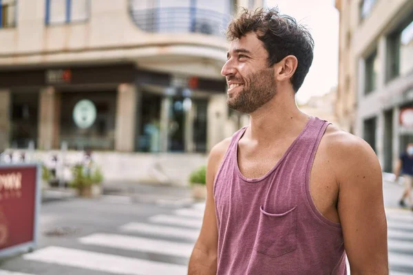 Jovem Hispânico Sorrindo Feliz Cidade — Fotografia de Stock