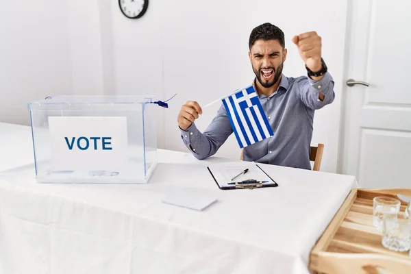 Junger Gutaussehender Mann Mit Bart Bei Wahlkampfveranstaltung Mit Griechischer Fahne — Stockfoto