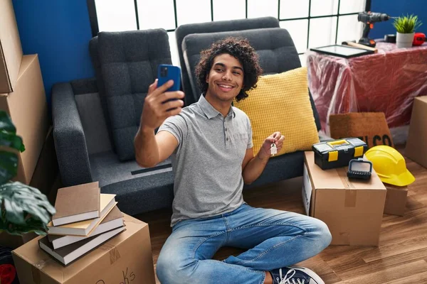 Jovem Hispânico Homem Fazer Selfie Pelo Smartphone Segurando Chave Nova — Fotografia de Stock