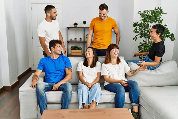 Gruppe Junger Freunde Lächelt Glücklich Auf Dem Heimischen Sofa Sitzend — Stockfoto