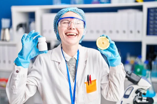 Beautiful Woman Working Scientist Laboratory Holding Pills Lemon Smiling Laughing — ストック写真