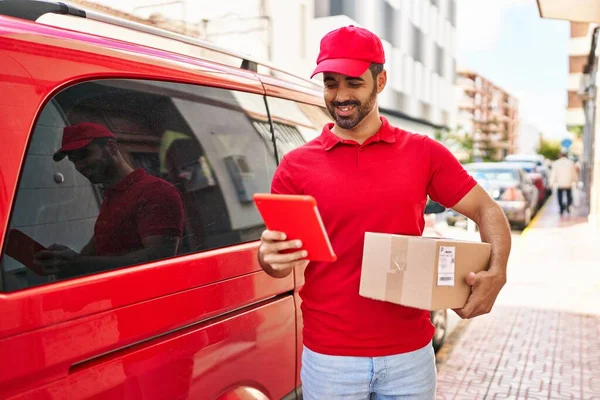 Jonge Spaanse Man Koerier Met Behulp Van Touchpad Holding Pakket — Stockfoto