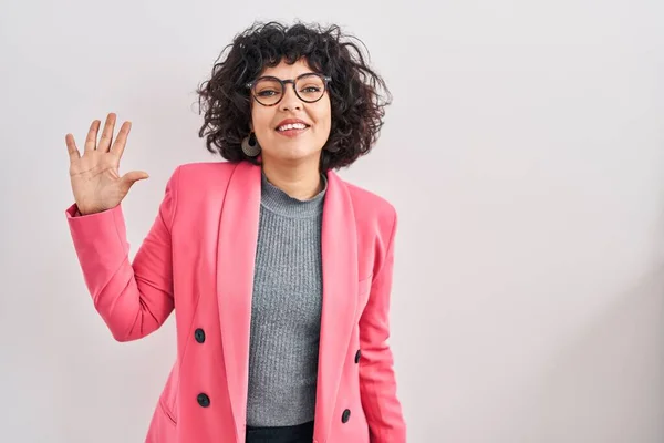 Hispanic Woman Curly Hair Standing Isolated Background Showing Pointing Fingers — Φωτογραφία Αρχείου