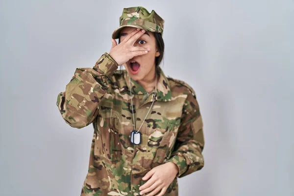 Jonge Zuid Aziatische Vrouw Draagt Camouflage Leger Uniform Gluren Shock — Stockfoto