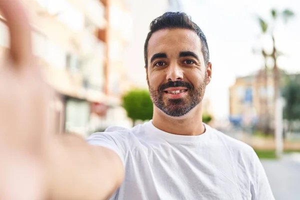 Genç Spanyol Adam Gülümsüyor Kendine Güveniyor Kameranın Önünde Özçekim Yapıyor — Stok fotoğraf