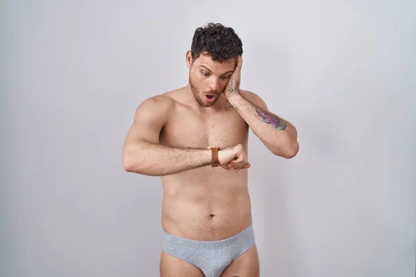 Jovem Hispânico Sem Camisa Usando Underware Olhando Para Relógio Tempo — Fotografia de Stock