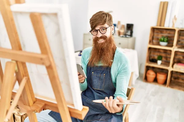 Jovem Ruiva Homem Sorrindo Desenho Confiante Usando Smartphone Estúdio Arte — Fotografia de Stock