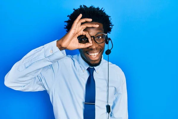 Ung Afrikansk Amerikan Man Bär Call Center Agent Headset Ler — Stockfoto