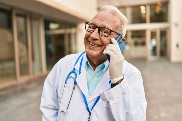 Hombre Mayor Vistiendo Uniforme Médico Hablando Teléfono Inteligente Calle — Foto de Stock