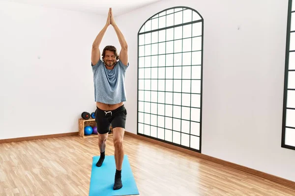 Hombre Caucásico Mediana Edad Sonriendo Yoga Entrenamiento Seguro Centro Deportivo — Foto de Stock