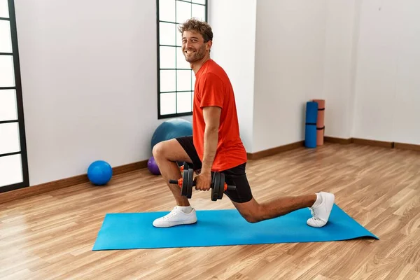 Giovane Uomo Ispanico Sorridente Allenamento Fiducioso Utilizzando Manubri Centro Sportivo — Foto Stock