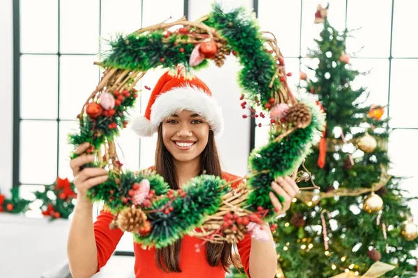 Giovane Donna Latina Sorridente Fiducioso Tenendo Arredamento Natale Casa — Foto Stock