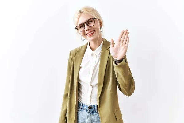 Beautiful Caucasian Business Woman Standing Isolated Background Waiving Saying Hello — Stockfoto