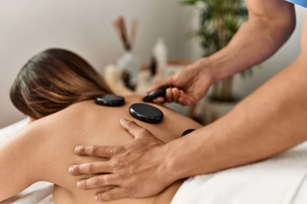 Kvinna Får Ryggmassage Med Svarta Stenar Skönhetscentret — Stockfoto