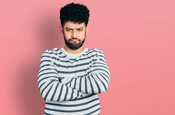 Homem Árabe Jovem Com Barba Vestindo Camisola Listrada Casual Cético — Fotografia de Stock