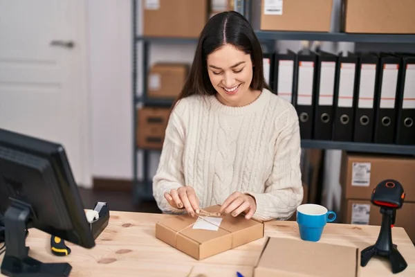 Młoda Kobieta Commerce Przedsiębiorca Pracownik Pakowanie Zamówienia Pakietu Biurze — Zdjęcie stockowe
