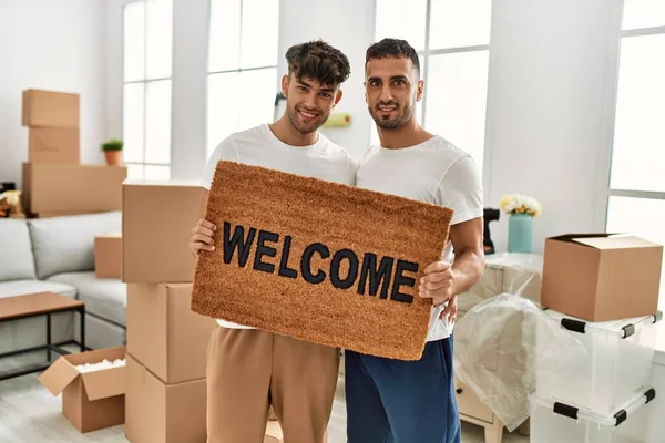 二つのヒスパニック系男性カップル巨大お互いを保持歓迎フォーマット新しい家 — ストック写真