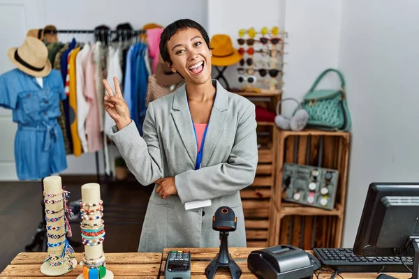 Молода Іспаномовна Жінка Коротким Волоссям Працює Менеджером Роздрібному Магазині Посміхаючись — стокове фото