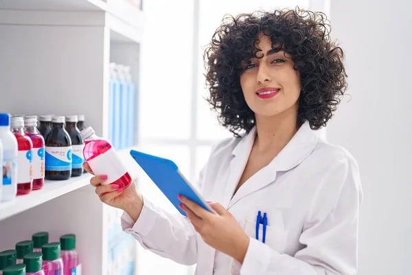 Young Middle East Woman Pharmacist Using Touchpad Holding Syrup Bottle — Stockfoto