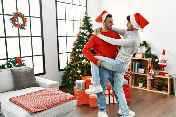Dos Hombres Hispanos Pareja Bailando Pie Junto Árbol Navidad Casa — Foto de Stock