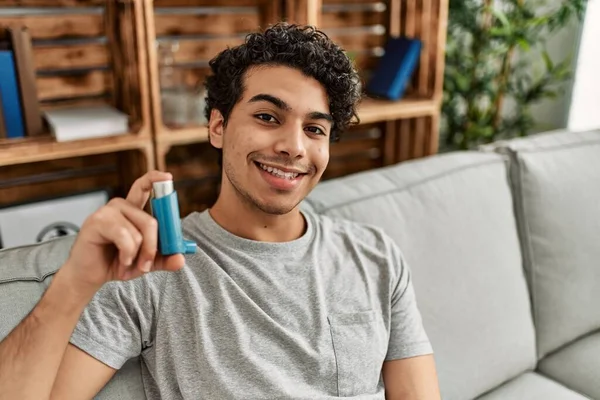 Jeune Homme Hispanique Utilisant Inhalateur Assis Sur Canapé Maison — Photo