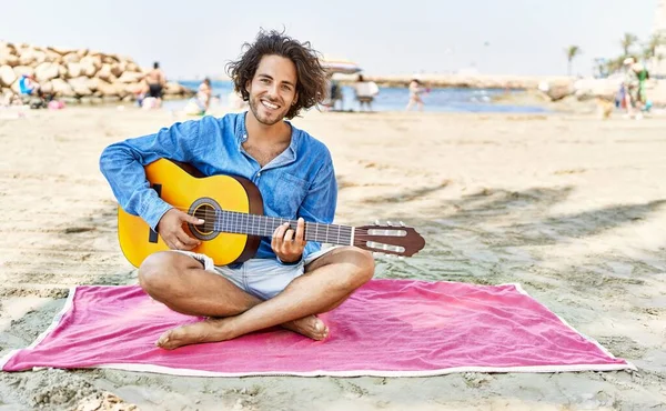 在沙滩上的沙滩上弹奏古典吉他的年轻人 — 图库照片