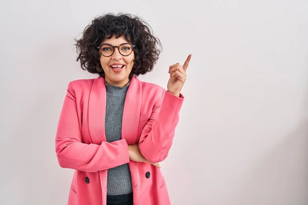 Hispanic Woman Curly Hair Standing Isolated Background Big Smile Face — Φωτογραφία Αρχείου