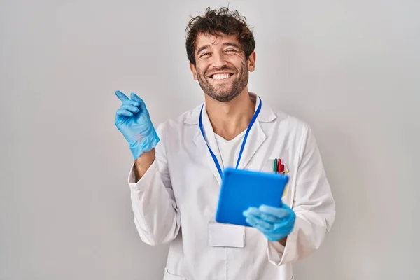Homem Cientista Hispânico Trabalhando Com Tablet Sorrindo Feliz Apontando Com — Fotografia de Stock